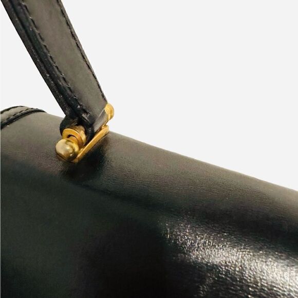 Classic vintage design in leather with gold-tone hardware - Picture 9 of 13